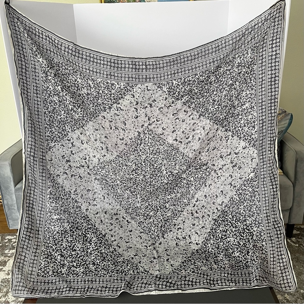SAKS VTG Silk 100% Seide Soie Seta Scarf 39 X 41 Black & White Hand Woven India